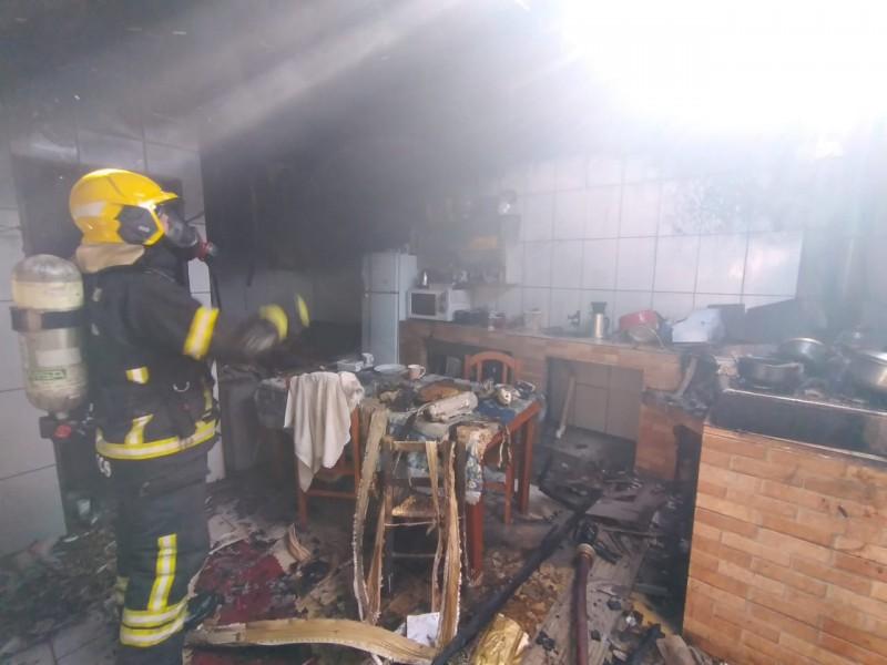 Bombeiros combatem incêndio em edícula em Araranguá