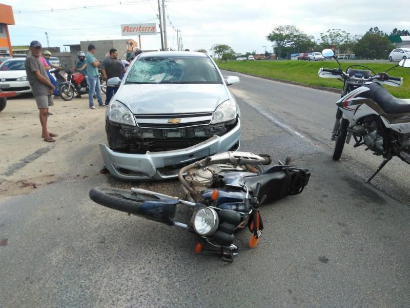 Motociclista fica ferido em colisão na marginal da BR-101