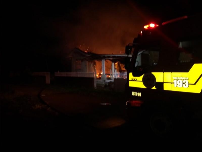 Residência é destruída por incêndio em Tubarão 