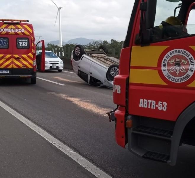Motorista fica ferido em capotamento na BR-101