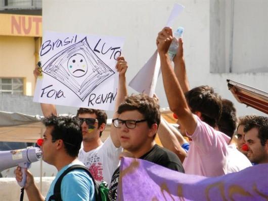 Grupo protesta contra Renan Calheiros, presidente do Senado