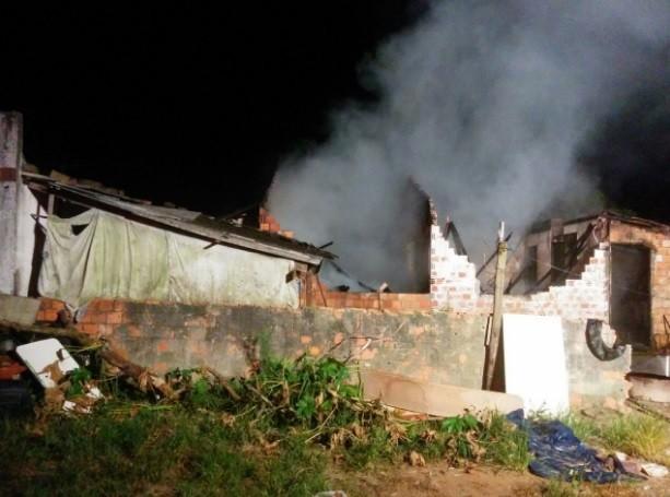 Fogo destrói residência em Sombrio
