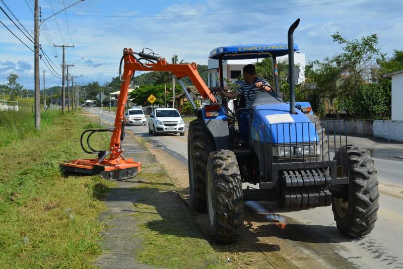 Roçadeira hidráulica é ativada pela Prefeitura de Morro da Fumaça