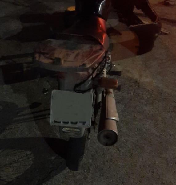Acidente de trânsito termina com carro e moto abandonados na Santa Luzia