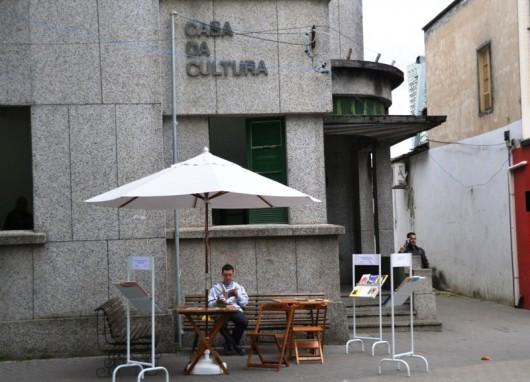 Fique à vontade, sente-se e leia