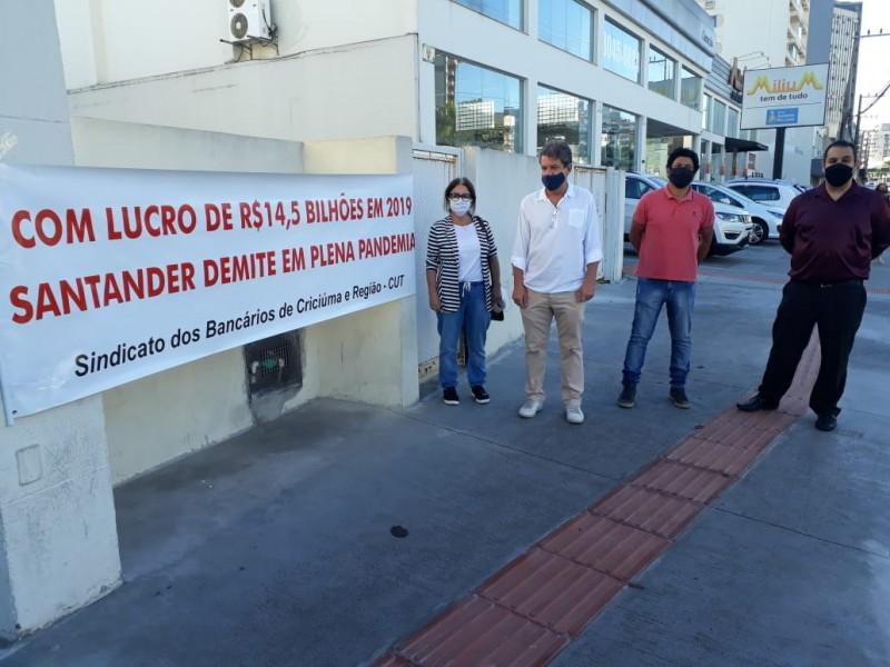 Bancários realizam protesto após demissão no Santander