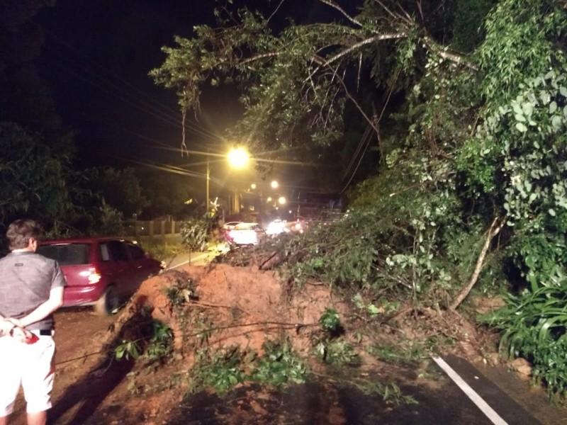Em Orleans, noite foi marcada por forte chuva e queda de barreiras