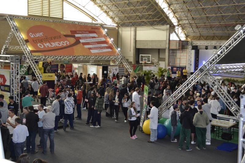 Feira das Profissões Unesc orienta jovens sobre futuro profissional