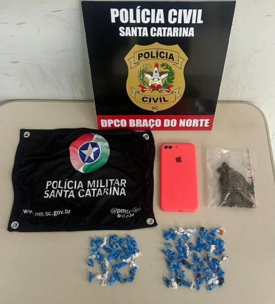 Mulher é presa por tráfico de drogas durante operação da Polícia Militar e Polícia Civil