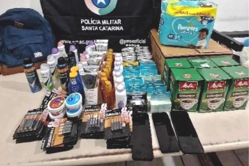Quarteto é flagrado levando mais de 400 produtos furtados para loja da tia