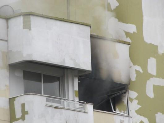 Apartamento é parcialmente consumido pelas chamas no Centro de Criciúma