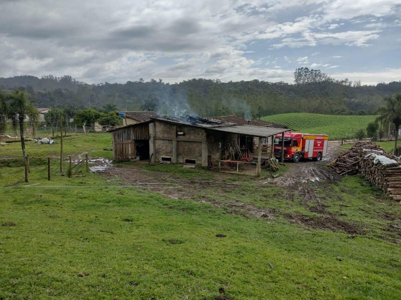 Proprietários combatem incêndio em estufa de fumo com água de poço