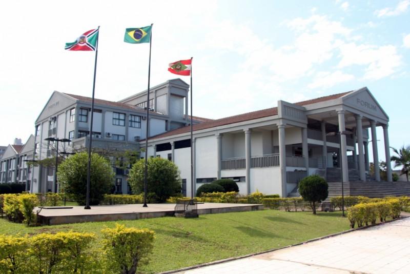 Justiça decreta prisão preventiva de jovem acusado de matar a própria mãe em Criciúma