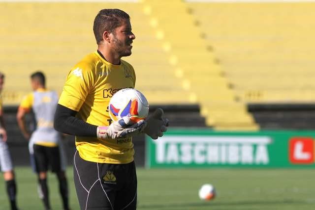 Criciúma renova contrato com o goleiro Edson