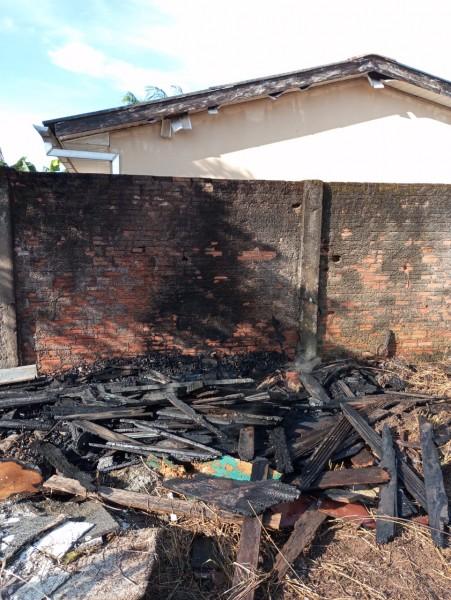 Policiais militares iniciam combate a incêndio em casa e ajudam a preservar residência 