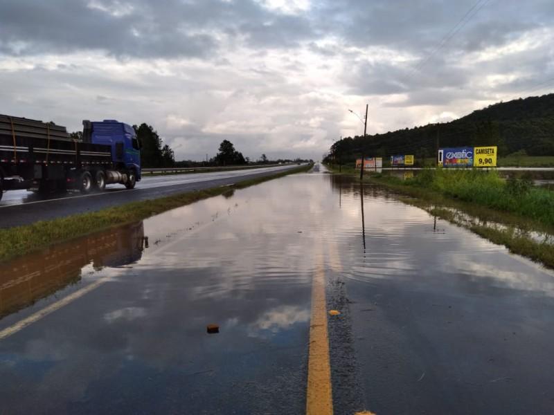 Chuva causa alagamentos e interdições na via marginal da BR-101 em Tubarão e Maracajá 