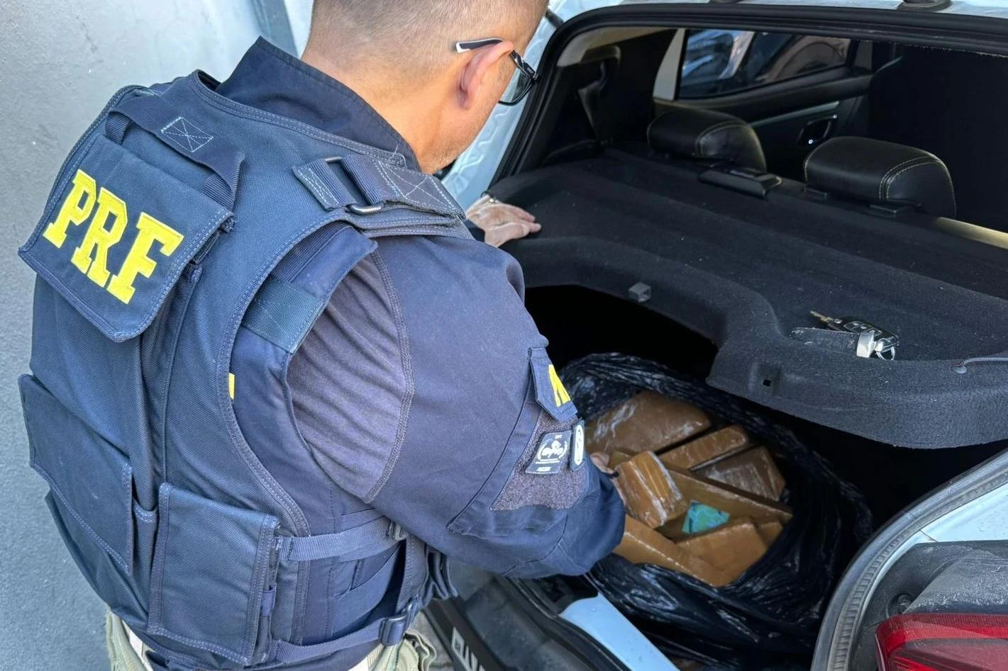 Vídeo: motorista é flagrado na BR-101 transportando 11 quilos de maconha para Criciúma