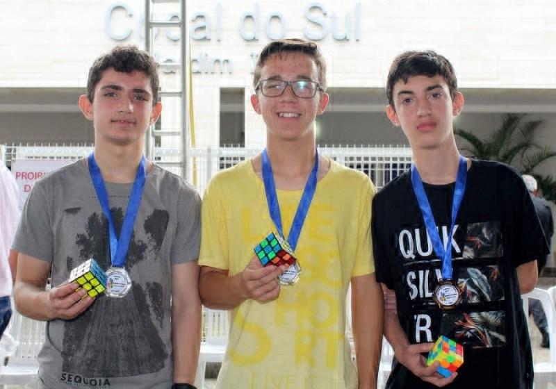 Criciumenses vencem Campeonato Regional de Cubo Mágico 