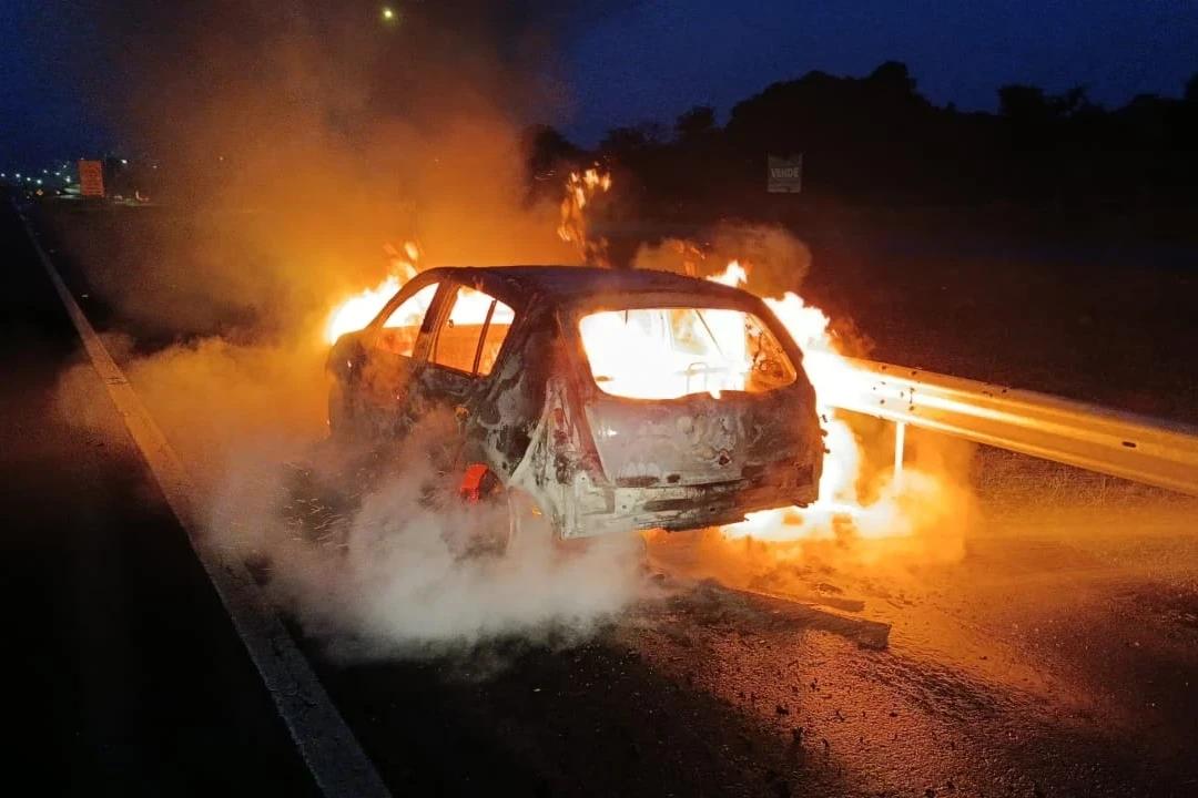 Carro é destruído por incêndio na BR-101