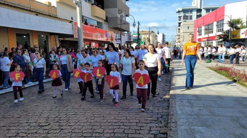 Com o tema 'Uma Pátria de Paz', Desfile Cívico encanta urussanguenses neste 7 de setembro