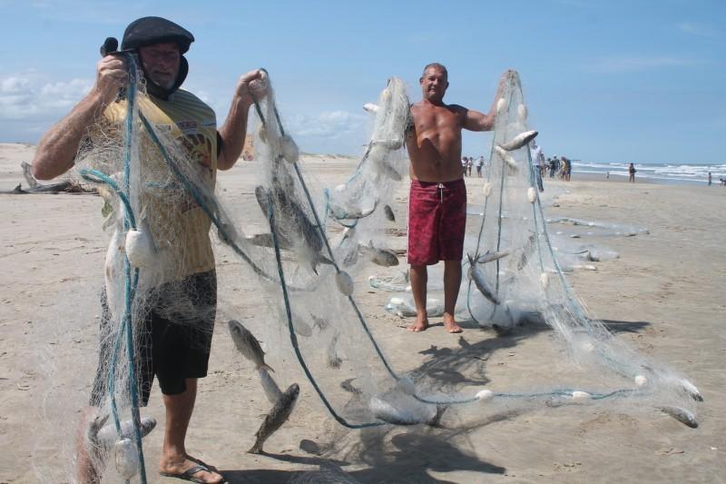 Primeiros dez dias da pesca da tainha prejudicados pelo clima  