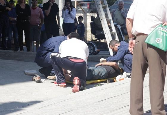 Pintor é levado para hospital ao cair de altura de quatro metros