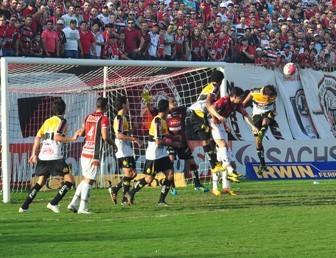 Tigre perde após dez jogos invicto, mas mantém liderança