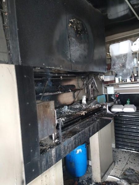 Incêndio em coifa de churrasqueira de restaurante movimenta bombeiros
