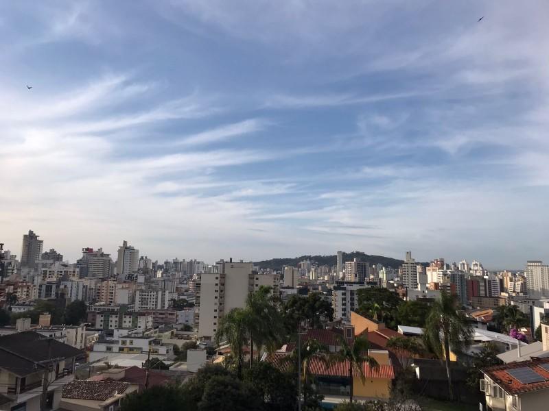 Semana começa com sol, mas chuva volta aparecer na região carbonífera