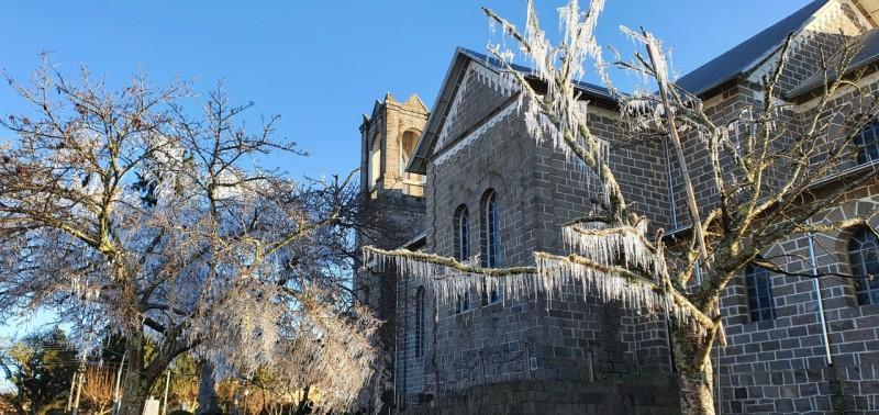 Amanhecer gelado no Estado e árvores congeladas na Serra 