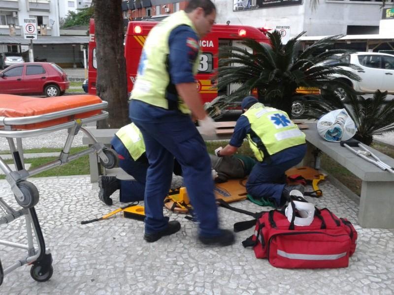 Com sinais de embriaguez, homem cai de banco e sofre ferimento no rosto