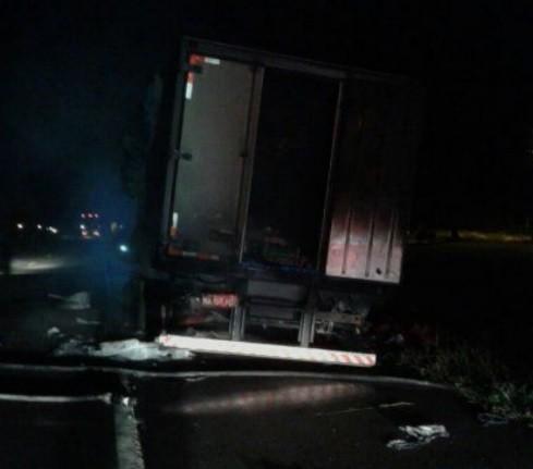 Motorista é surpreendido por chamas em caminhão na BR-101