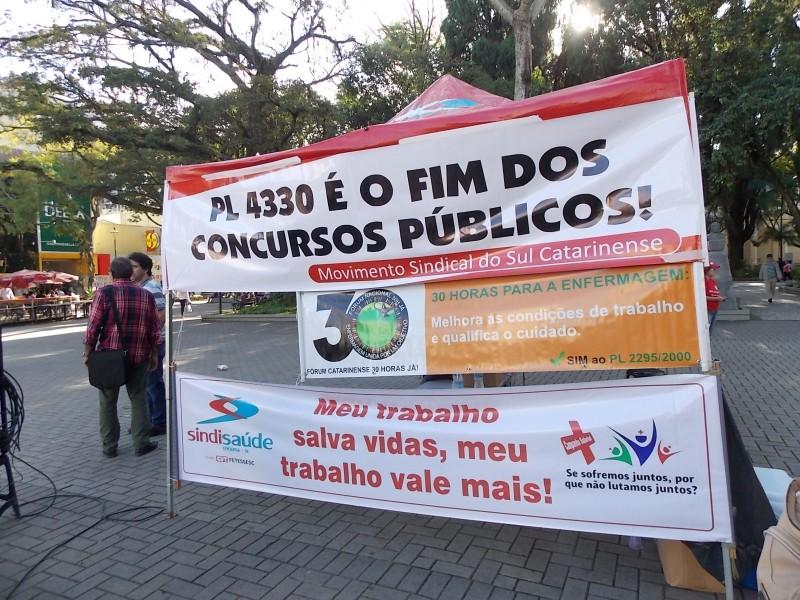 Panfletos em defesa dos trabalhadores são distribuídos na Praça Nereu Ramos