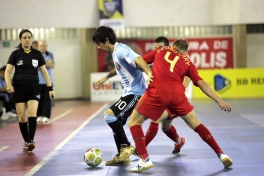 Funcionária da Unesc vai atuar no 8º Grand Prix de Futsal