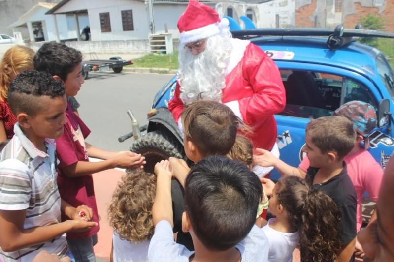 Atletas promovem festa de Natal para as crianças