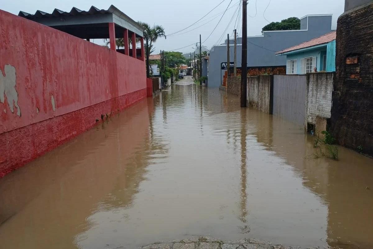 Vídeo: chuva causa alagamentos em bairros de Imbituba