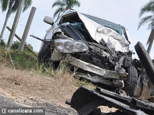Mulher fica pressa às ferragens após colidir em caminhão
