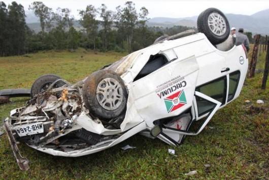 Veículo da prefeitura de Criciúma capota em rodovia de Lauro Müller