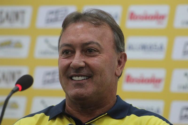 ‘Definir o técnico até o meio da semana’, destaca João Carlos Maringá
