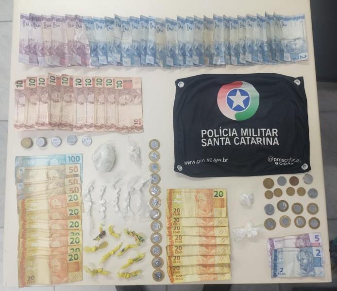 Tráfico de drogas: adolescente de 14 anos  e jovem de 17 anos assumem posse de drogas fracionadas