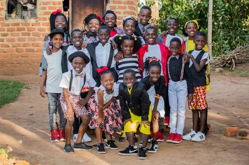 VÍDEO: Coral de crianças órfãs e vulneráveis da Uganda se apresenta em Criciúma 