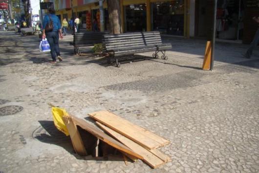 Cratera coloca em risco pedestres no calçadão da Nereu Ramos