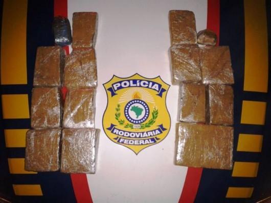 PRF apreende maconha, crack e haxixe em ônibus