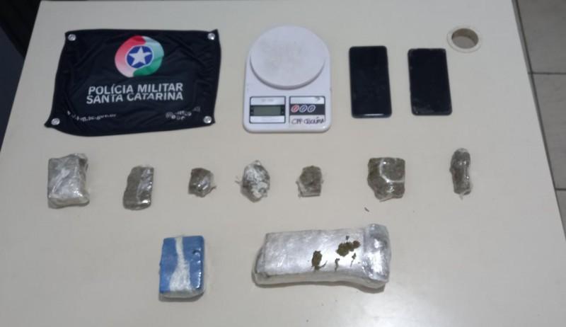 Homem com mandado de prisão ativo é preso pela GR9 com quase um quilo de maconha em Criciúma 