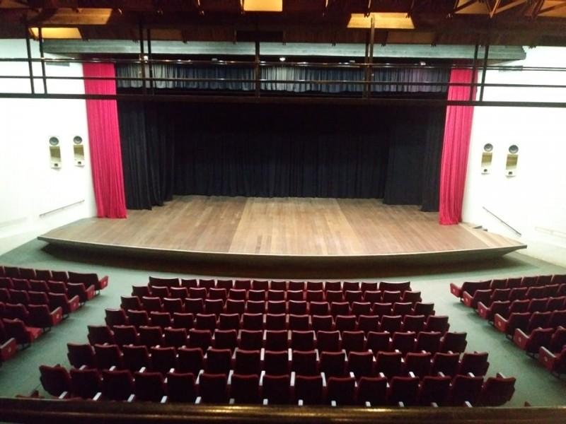 Teatro Municipal Elias Angeloni recebe show de Stand Up Comedy neste domingo