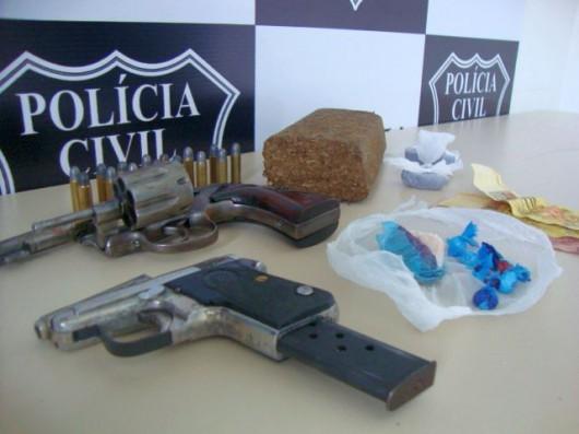Trio de traficantes é preso com meio quilo de drogas e armas