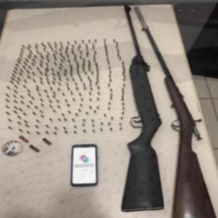 Polícia Militar apreende rifle e espingarda no bairro Cidade Mineira Velha