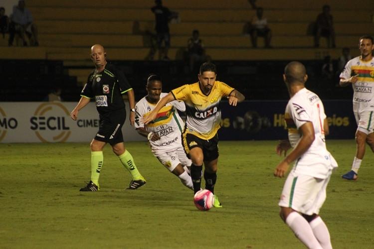 Empate amargo no Heriberto Hülse
