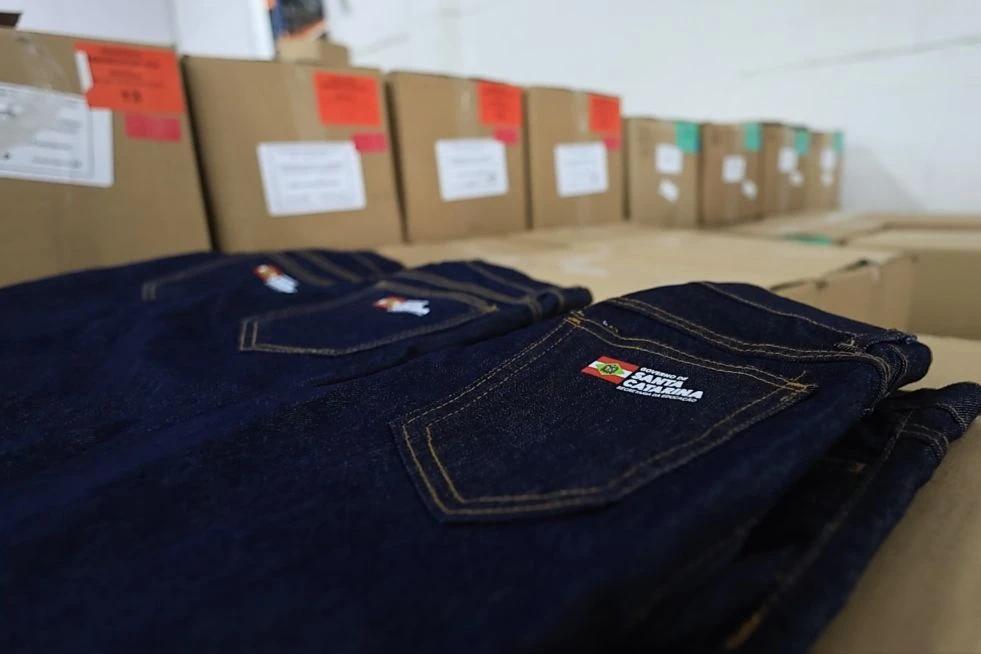 Governo de SC entrega calças jeans do uniforme escolar para estudantes do ensino médio da rede estadual