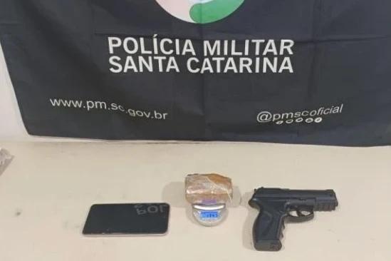 Motorista com extenso histórico criminal tenta fugir de abordagem e acaba preso pela PM
